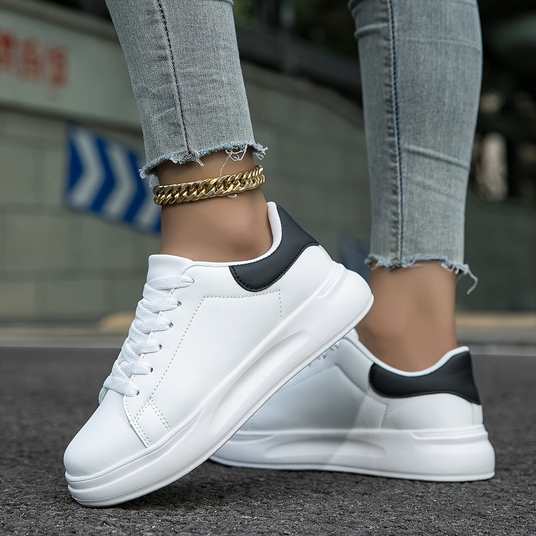 Saubere weiße Ledersneaker für Damen