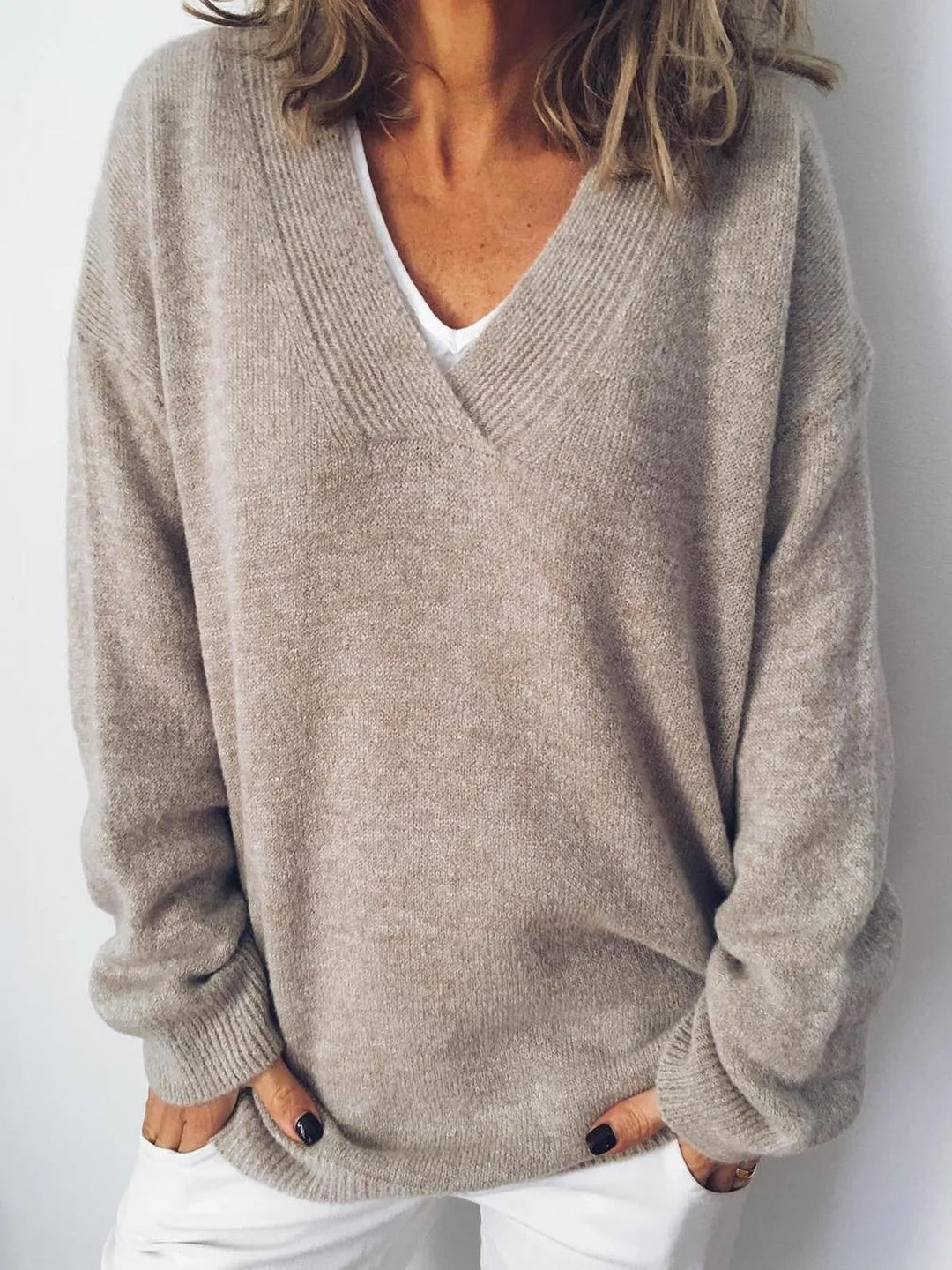 Apricotfarbener Pullover mit V-Ausschnitt und langen Ärmeln