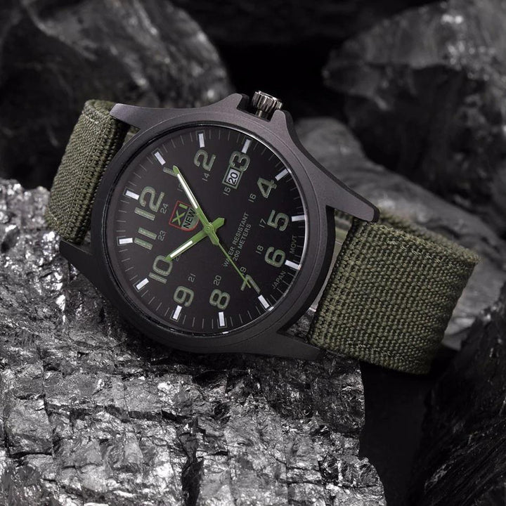 Robuste Uhr im Militärstil mit beleuchtetem Zifferblatt