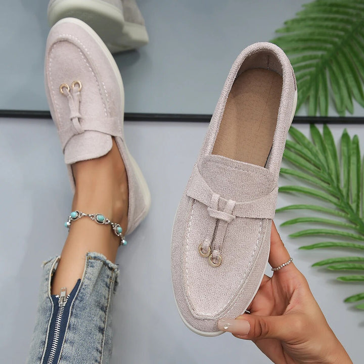Beige dames loafers van leer, slip-on design, casual stijl, hoge kwaliteit, geschikt voor lente en herfst. Comfortabele en modieuze schoenen.