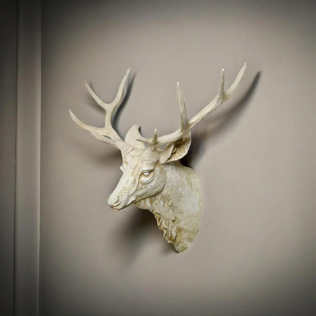 Majestätischer Hirschkopf als Wanddekoration